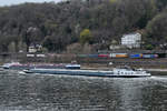 Das Güterschiff DEI VOLUNTAS (ENI: 02314191) und das Tankmotorschiff MALTA (ENI: 02335400) treffen sich auf dem Rhein bei Unkel.