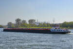 Das Tankmotorschiff ESCAPE (ENI: 02326988) auf dem Rhein unterwegs. (Duisburg, April 2021)