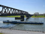 Mitte April 2021 war auf dem Rhein bei Duisburg das Tankmotorschiff RINA (ENI: 02333775) zu sehen.