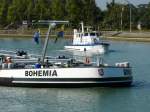Das franzsische Gendarmerie-Boot  ALSACE G-7901  kontrolliert am 29.08.2008 das deutsche Tankschiff  BOHEMIA  (Lnge 109,7 m / 2376 Tonnen / Schiffsnummer 4804100 / Heimathafen: Smachtenhagen) im Oberwasser der Schleuse Vogelgrn (Rhein-Seiten-Kanal). 