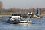 TMS SPANGEN ENI:02334366 L.86 m B.9,60 m T 1500 Flagge Niederlande auf dem Rhein am 18.03.2022 zu Berg bei Xanten.