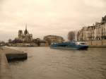 Ein Sonntagsausflug auf der Seine mit dem  Ausflugsschiff  Le Paris  in der Nhe der Notre Dame.