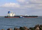 Rotterdam Maasvlakte am 5.10.2023: Der Tanker VL BREEZE wird hier in der Waal Mündung um 16.05 Uhr von einem Schlepper in Empfang genommen, der das Schiff zu seinem Liegeplatz im Europort