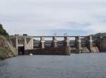 Carrapatelo-Damm zwischen Porto und Regua, mit 35 Meter Stauhhe hat er die hchste Fluschleuse Europas, in die Schleusenkammer fhrt das Ausflugsschiff Offley und ein Motorboot ein, aufgenommen am 13.05.2006