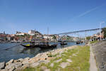 Das  Cais de Gaia  mit den Rabelo-Booten zum Transport von Weinfässern in Porto (Mai 2013)