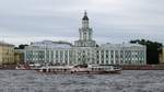 Im Stil eines Schaufelraddampfers zeigt sich die сенатор (Senator) auf der Newa in St. Petersburg, 16.7.17