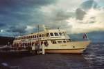 Die MS Leman nimmt in Lausanne-Ouchy Passagiere an Bord, um sie nach Evian les Bains zu bringen. Im Herbst 2006.