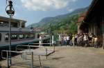 Schweiz - Erwartungsvoll blicken die Fahrgste auf die Ankunft der MS Europa in Vitznau am Vierwaldsttter See und suchen sich schon einen schnen Platz auf dem Schiff aus. 1.5.2007