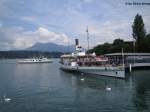 DS Uri wartet am 9.6.07 in Luzern auf die Abfahrt, whrend im Hintergrund das Motorschiff ''Titlis'' ein Wendemanver ttigt.