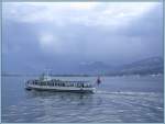 Motorschiff Etzel whrend eines Frhlingsgewitters, das von den noch verschneiten Bergen am Obersee niedergeht. (02.04.2006)
