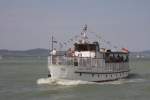 Die  Tnde  gehrt zur Flotte der Fahrgastschiffe auf dem  ungarischen Meer .
Am 29.08.2012 befindet sie sich hier in voller Fahrt Richtung Tihany.
