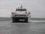 Ein Katamaran der AG Ems, MS Polarstern, legt am 27.08.2006 fr die berfahrt nach Emden auf Borkum ab.