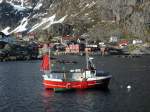 Ein Fischer macht sein Boot in  i Lofoten zum Dorschfang klar.