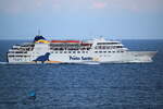 Das Fährschiff LOBO MARINHO (IMO: 9267390) der Porto Santo Line steuert den Hafen von Funchal an. Aufnahmedatum: 19.06.2023.
