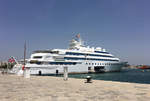 Luxusyacht  Lady Moura  im Hafen von Ibiza. Der Schiffsname mit vergoldeten Buchstaben. Kein Problem, Eigner ist ein Milliardär aus Saudi Arabien - 04.07.2019
