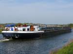 Nachschuss auf das Frachtschiff VATERLAND, Lbeck (ENI: 04007010), L: 80m, B: 8,0m; auf dem Elbe-Lbeck-Kanal von Lauenburg kommend, 29.04.2010  