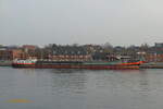 v.d.GRAAF.sr (ENI 02314433) am 10.4.2023 im Industriehafen Rendsburg /
ex-Name: HOIG ROOK SR. (bis 2009)
Saugbagger / Tragfähigkeit: 1.600 t / Lüa 85,07 m, B 9,48 m, Tg 3,13 m / 1 MaK-Diesel 662 kW (900 PS) / Baggertiefe 20 m / gebaut 1976 in den Niederlanden / Flagge: NL, Heimathafen: Sliedrecht  /
