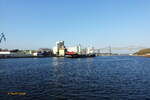 Nord Ostsee Kanal am 10.4.2023 Höhe Hafen Rendsburg mit einem Teil der Eisenbahnhochbrücke und dem aufkommenden, tief abgeladenem Mehrzweckfrachter SEA PROSPECT von Kiel/Ostsee kommend  /