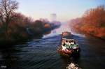 Blick auf den Rhein-Herne-Kanal bei Oberhausen (2. Dezember 1989). Der bis an das Wasser heran reichende Bewuchs ist ein Zeichen dafr, dass die Aufnahme vor der Verbreiterung des Kanals entstanden ist. 