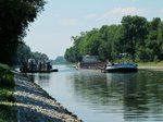 Blick auf den Sacrow-Paretzer-Kanal am 24.06.2016 Richtung Westen (Göttinsee). GMS Spree (05110500) passiert das Arbeitsschiff Rhenania (048054109 welches dort Wasserbauarbeiten ausführte.