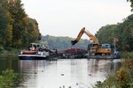 Sacrow-Paretzer-Kanal (UHW) am 20.10.2016. Das GMS Angelus-Dei , 04001670 , 79,92 x 8,20m , wird vom Baggerschiff F Amstetten (04030480 , HO Wien) mit Aushubmaterial beladen.