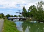 Hningen-Kanal (Canal de Huningue), Zugbrcke ber den Kanal bei der Ortschaft Kembs, Mai 2013
