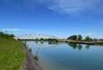 Rhein-Rhone-Kanal, Fugngerbrcke und Schleusengebude (Architekt Le Corbusier) bei Niffer im Sdelsa, Mai 2014
