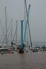 Bei grauem Himmel und vielen Regentropfen fllt der kleine Kran in Lauterbach Hafen fast nicht auf.  30.08.2012   11:48 Uhr. 
