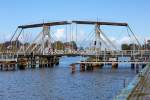 Die Holzklappbrücke in Greifswald-Wieck steht kurz vor der Sanierung. Aus diesem Grund wurde für Fussgänger eine Behelfsbrücke eingerichtet. - 25.09.2014