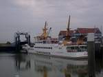 Hafen Juist mit  Frisia IX , im Sommer 2008.