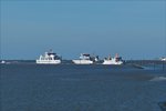 . Viel Verkehr in der Hafeneinfahrt von Norddeich, gleich 3 Frisia Fähren im Kanal, davon Frisia IX und Frisia IV als einfahrende und Frisia I als ausfahrende Fähre, gesehen am 01.05.2016.  