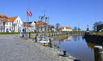 Der Hafen in Tönning (Nordfriesland). Im Hintergrund (rechts) ist das Wasser- und Schifffahrtsamt zu sehen. Aufnahme: 31. März 2020.