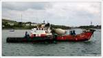 Die Autofhre  MV Morvern  wird beim Auslaufen aus dem Hafen Castletownbere nach Bere Island (Irland County Cork) von der  Thomas Doyle  begleitet.