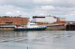 Im Fischereihafen von Breskens liegt das niederlndische Zollboot Jan van Gent vor einem Frachter vertut.......am Samstagmittag den 21.7.2012
