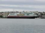 Auf ihrer Jungfernfahrt prsentiert sich die M/S  Trollfjord  in Kristiansund. Dabei stoppte das Schiff an der Storkaia, bevor es am Hurtigrutenkai anlegte. Im Vordergrund ist die Personenfhre, die zwischen den Inseln im Hafen pendelt; 28.05.2002, sdgehend