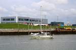 Segelboot  AMBER  läuft aus dem Norddeicher Hafen aus.