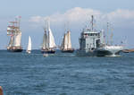   Ölauffangschiff Bottsand Y1643 passierte gerade drei Segelschiffe aus Kampen NL zur 29.Hanse Sail.