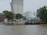 Am 13.01.2011 liegt das Kriegsschiff Nr. 773 in Bangkok im Chao Phraya Flu vor Anker