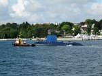 Ein U-Boot der Bundesmarine läuft am 15.08.2014 in Kiel ein. Bugsierer Robbe assestiert.