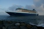 Im Morgengrauen des 18.06.2016 erreicht das Kreuzfahrtschiff Monarch auf dem Weg von Stavanger nach Warnemünde erstmalig die Warnowmündung.