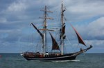 
Im Rahmen der 26. Hanse Sail war die Brigg Eye of the Wind am 11.08.2016 zu Rundfahrten unterwegs und nähert sich hier der Warnowmündung
