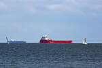 Offshore Versorger REM MIST (IMO 9521667) scheinbar zwischen Segelbooten und LNG Tanker SEAPEAK HISPANIA. - 26.07.2023
