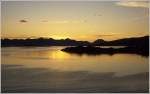 Eindrcke einer Fahrt mit der Hurtigrute: Das Bild wurde irgendwo nrdlich der Lofoten gegen Mitternacht aufgenommen. Wir waren damals mit der MS Kong Olav auf dem Rckweg nach Troms. Sommer 1991, Scan vom Dia (Matthias)