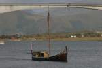 Ein lterer Herr unternimmt am Sonntag, 10.09.2006 in einem historischen Nordlandboot einen Ausflug.