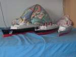 Passagierschiff-Stelldichein auf dem Bett:Links der P&O Cruiser  Oriana  von modelcraft.Das Schiff habe ich whrend der Weltjugendtage in Kanada gekauft, deshalb habe ich das Zeichen dieses Anlasses