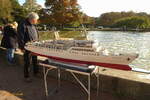 Hamburg am 24.10.2021: Modell des Seebäderschiffs WAPPEN VON HAMBURG (3) am Modellbootteich im Stadtpark, es wiegt ca.