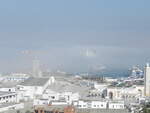 Der Hafen von Tanger im Nebel am 06.10.2016. Die Aufbauten der  ALBATROS  sind schemenhaft zu erkennen. Nordafrika wird in den Kategorien leider nicht angeboten. Trotzdem gibt es auch in Marokko Häfen.