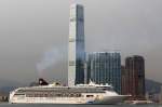 Die Virgo der Star Cruises beim Auslaufen am 20.4 2014 in Hong Kong. IMO: 9141077. Die Virgo ist seit 2.8.2013 für Star Cruises unterwegs. Im Hintergrund das International Commerce Center (ICC). Mit 484 Meter Höhe das höchste Gebäude von Hong Kong und Weltweit das siebent höchste.