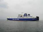 Eine LKW-Fhre der  DFDS Tor Line , aus England kommend, wird in wenigen Minuten den Hafen von Esbjerg erreichen