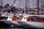 Heckansicht der beiden franzsischen Toppsegelschoner  Etoile  und  Belle Poule . Hier bei der Sail Bremerhaven 2000. Scan von einem Dia. Weitere Infos zu den beiden Schiffen gibt es da: http://www.tallship-fan.de/